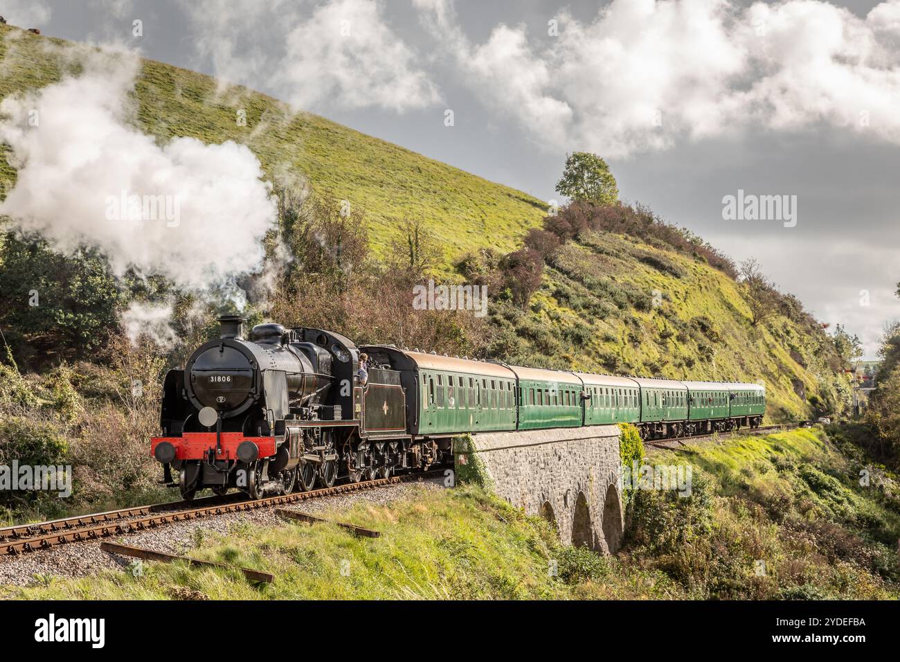 BR 'U' 2-6-0 No. 31806 parte dalla stazione di Corfe Castle, Swanage Railway, Dorset, Inghilterra, Regno Unito Foto Stock