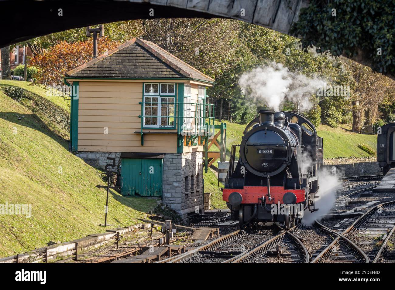 BR 'U' 2-6-0 No. 31806, Swanage station, Swanage Railway, Dorset, Inghilterra, REGNO UNITO Foto Stock