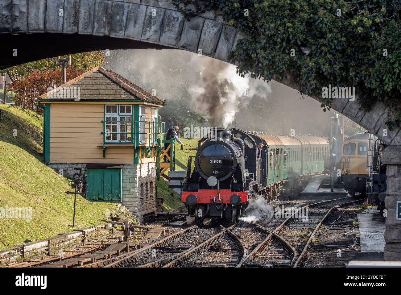 BR 'U' 2-6-0 No. 31806 parte dalla stazione di Swanage, Swanage Railway, Dorset, Inghilterra, Regno Unito Foto Stock
