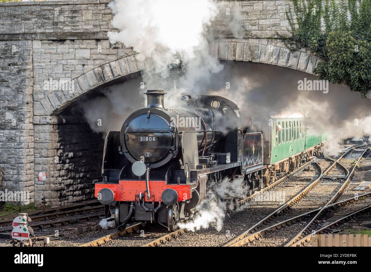 BR 'U' 2-6-0 No. 31806 parte dalla stazione di Swanage, Swanage Railway, Dorset, Inghilterra, Regno Unito Foto Stock