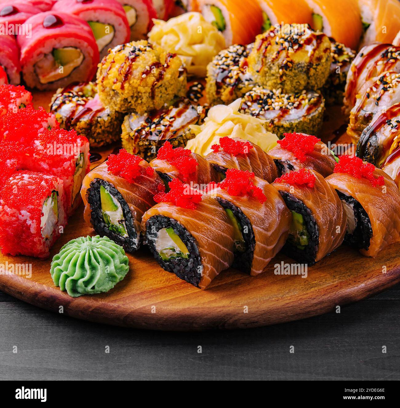 Deliziosa varietà di sushi preparati al momento Foto Stock