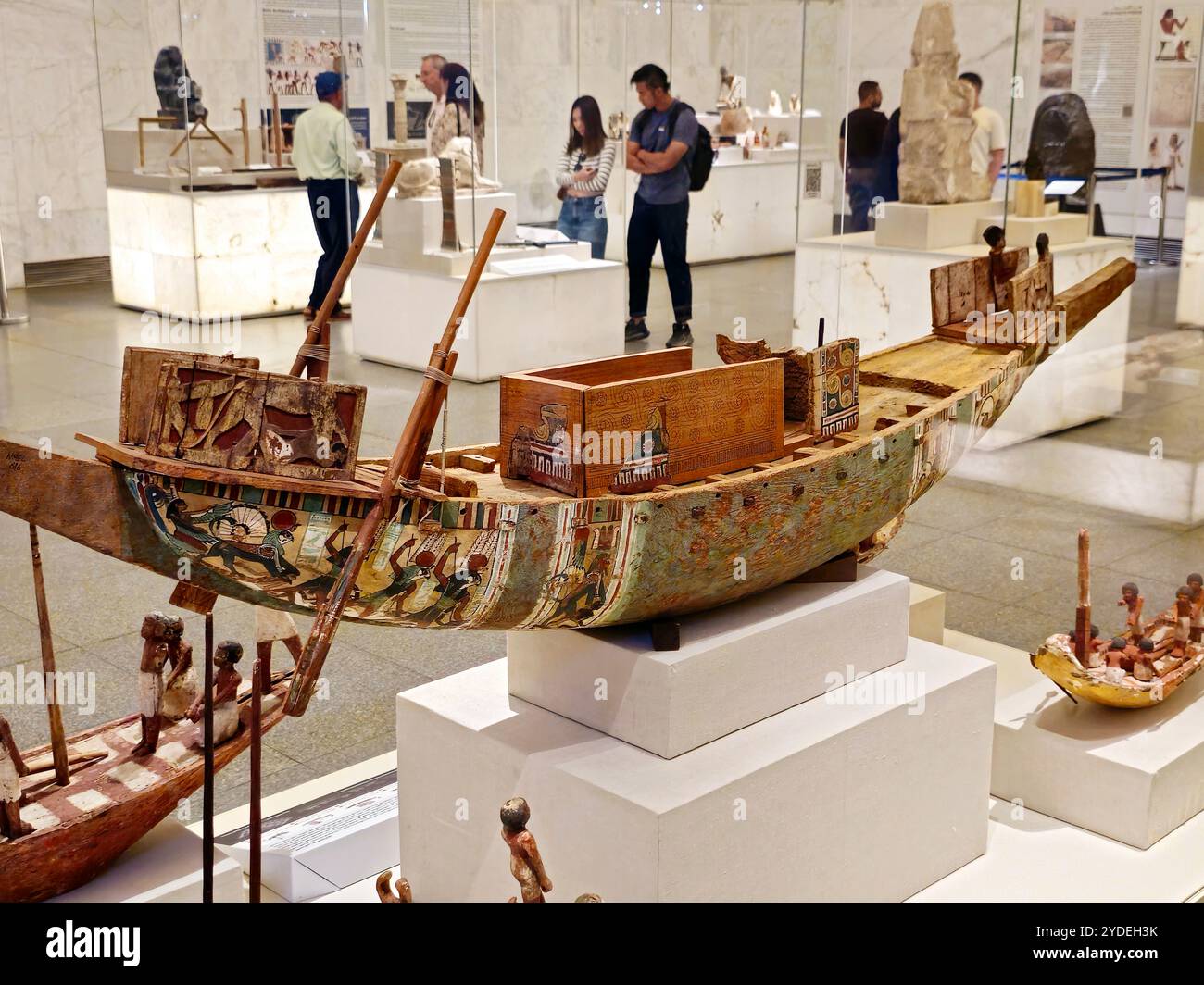 Cairo, Egitto, 6 ottobre 2024: Vari monumenti all'interno del Museo Nazionale della civiltà Egizia (NMEC), situato nella città vecchia del Cairo, il museo espone Foto Stock