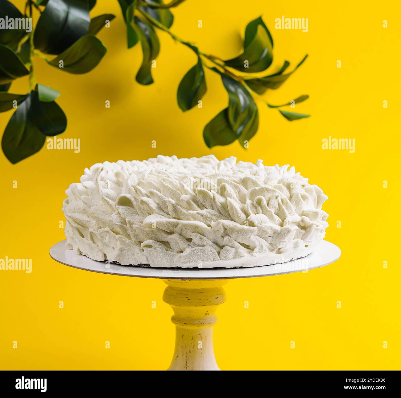 Mousse di caffè su sfondo giallo Foto Stock