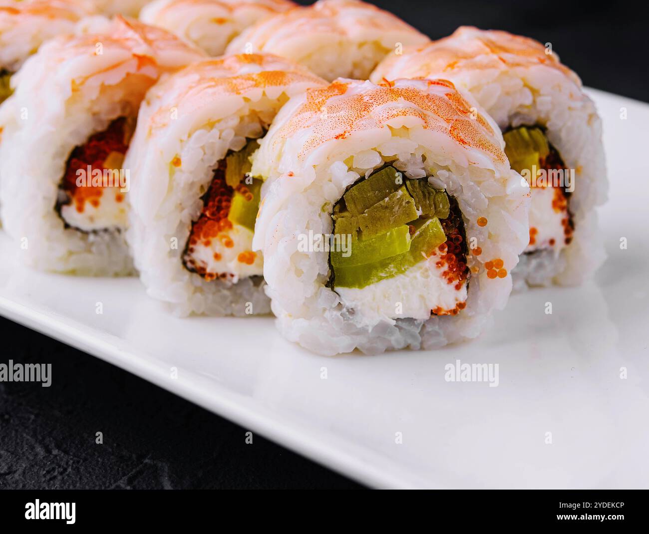 Sushi roll con granchio nevoso e caviale tobiko Foto Stock