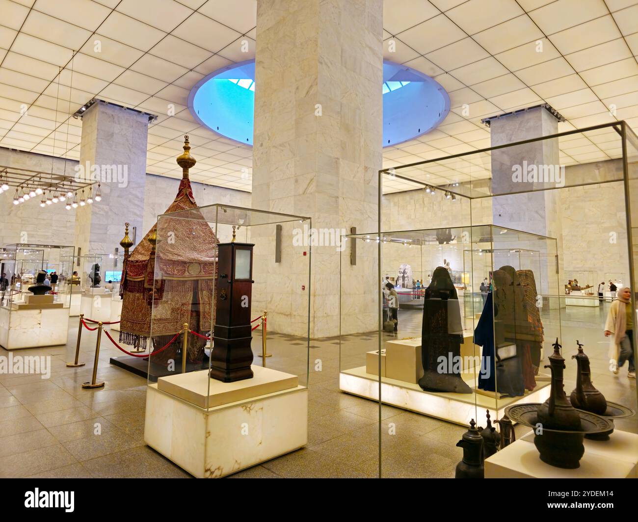 Cairo, Egitto, 6 ottobre 2024: La sala principale del Museo Nazionale della civiltà Egizia (NMEC), situato nella città vecchia del Cairo, il museo espone collezioni Foto Stock