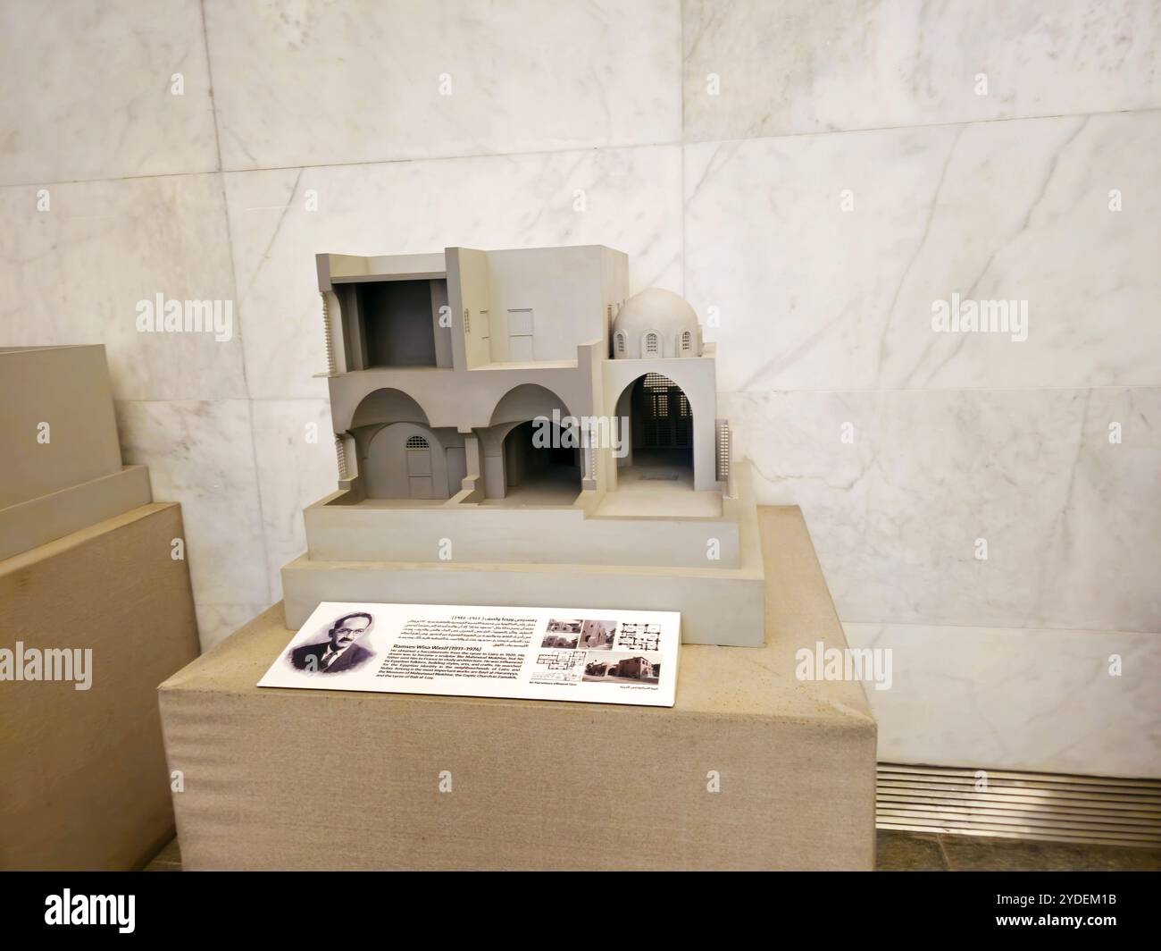 Cairo, Egitto, 6 ottobre 2024: Diversi oggetti all'interno del Museo Nazionale della civiltà Egizia (NMEC), situato nella città vecchia del Cairo Foto Stock