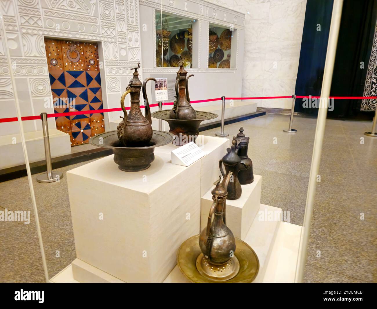 Cairo, Egitto, 6 ottobre 2024: Vari monumenti all'interno del Museo Nazionale della civiltà Egizia (NMEC), situato nella città vecchia del Cairo, il museo espone Foto Stock