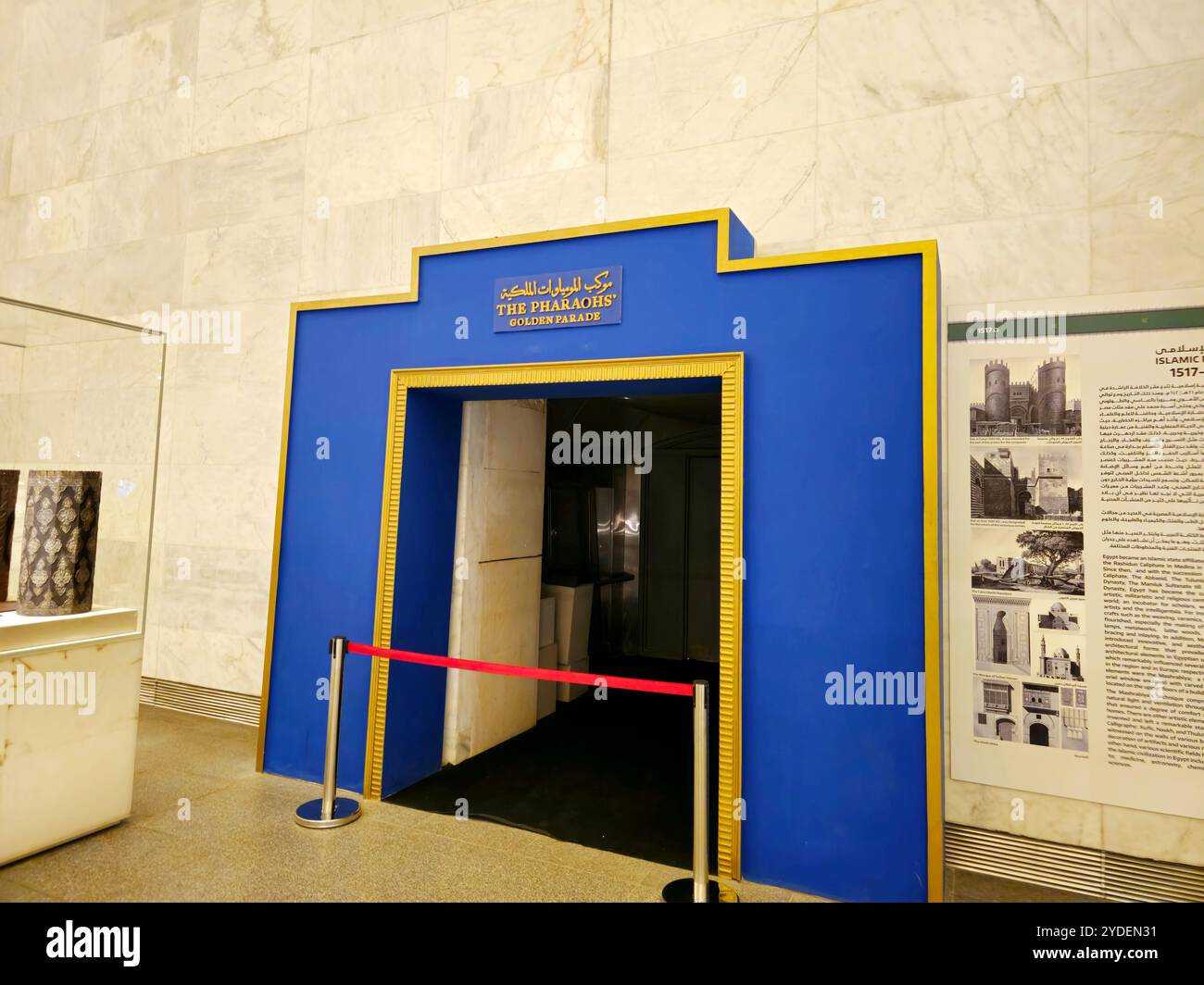 Cairo, Egitto, 6 ottobre 2024: Parata d'oro dei faraoni, ingresso alla sala delle mummie reali per le mummie di re e regine nel Museo Nazionale di es Foto Stock