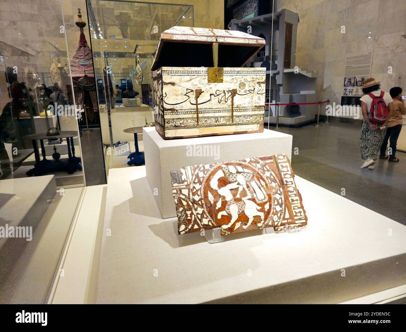 Cairo, Egitto, 6 ottobre 2024: Diversi monumenti all'interno del Museo Nazionale della civiltà Egizia (NMEC), situato nella città vecchia del Cairo, l'esposizione del museo Foto Stock