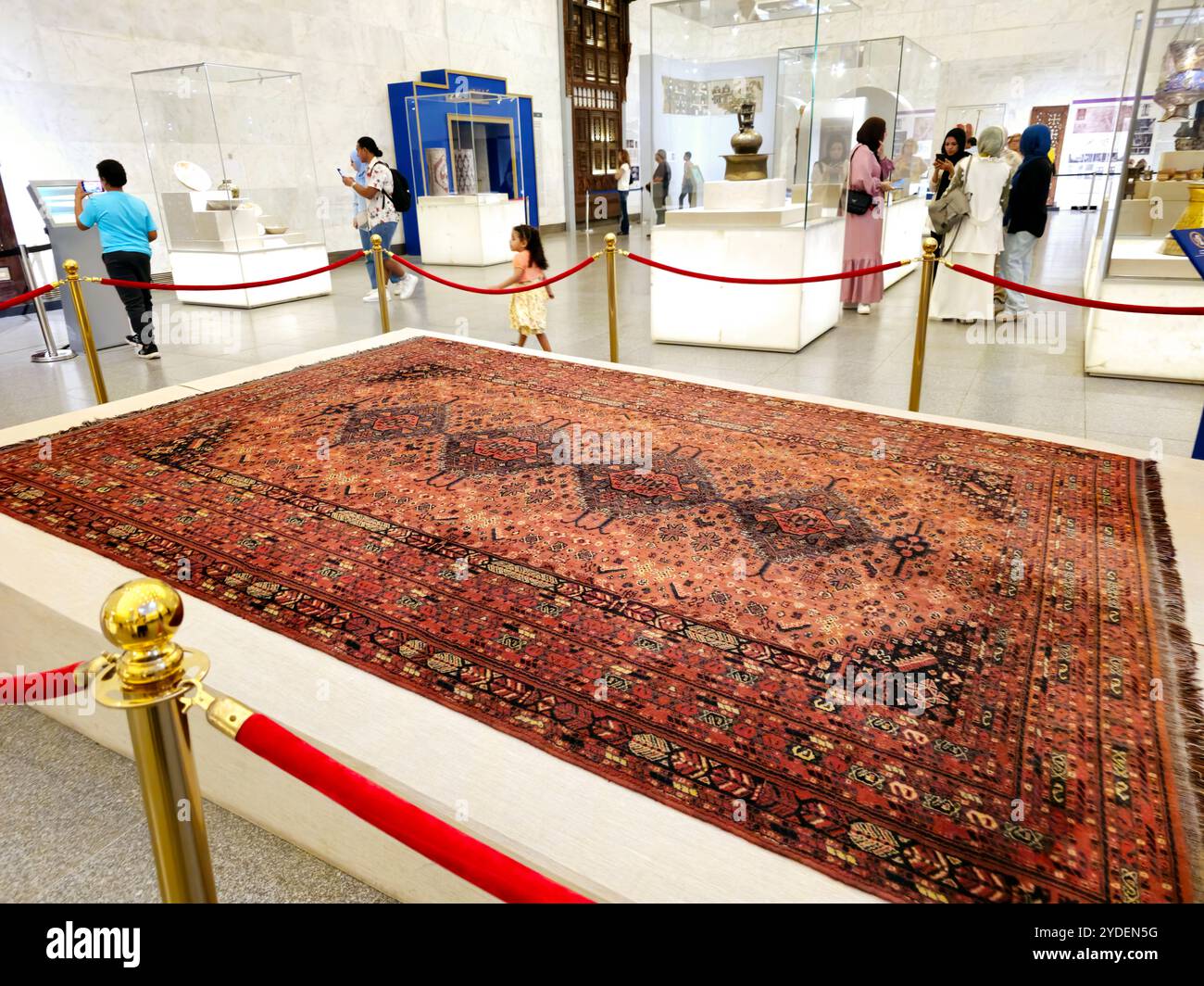 Cairo, Egitto, 6 ottobre 2024: Un vecchio tappeto nel Museo Nazionale della civiltà Egizia (NMEC), situato nella città vecchia del Cairo, il museo espone collezioni Foto Stock