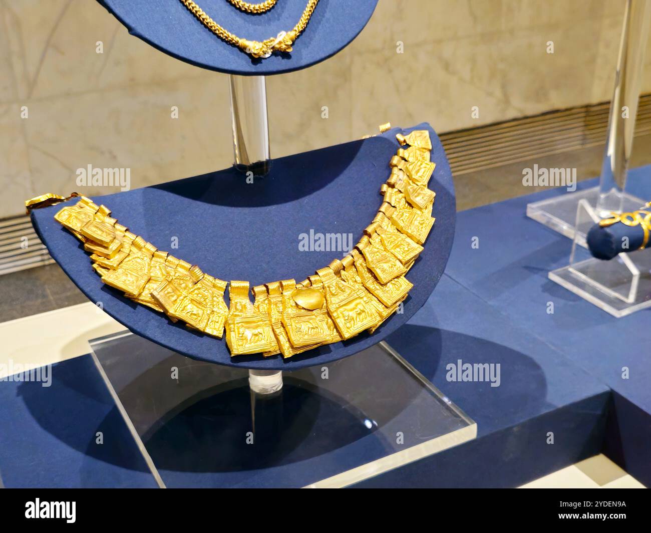 Cairo, Egitto, 6 ottobre 2024: Tesoro di Dush, corona d'oro, due braccialetti, due collane d'oro fatte di 187 targhe nel Museo nazionale dell'Egitto Foto Stock