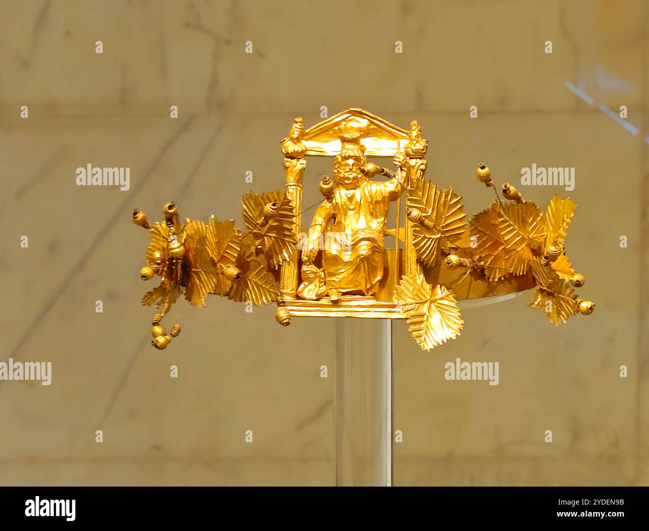 Cairo, Egitto, 6 ottobre 2024: Tesoro di Dush, corona d'oro, due braccialetti, due collane d'oro fatte di 187 targhe nel Museo nazionale dell'Egitto Foto Stock