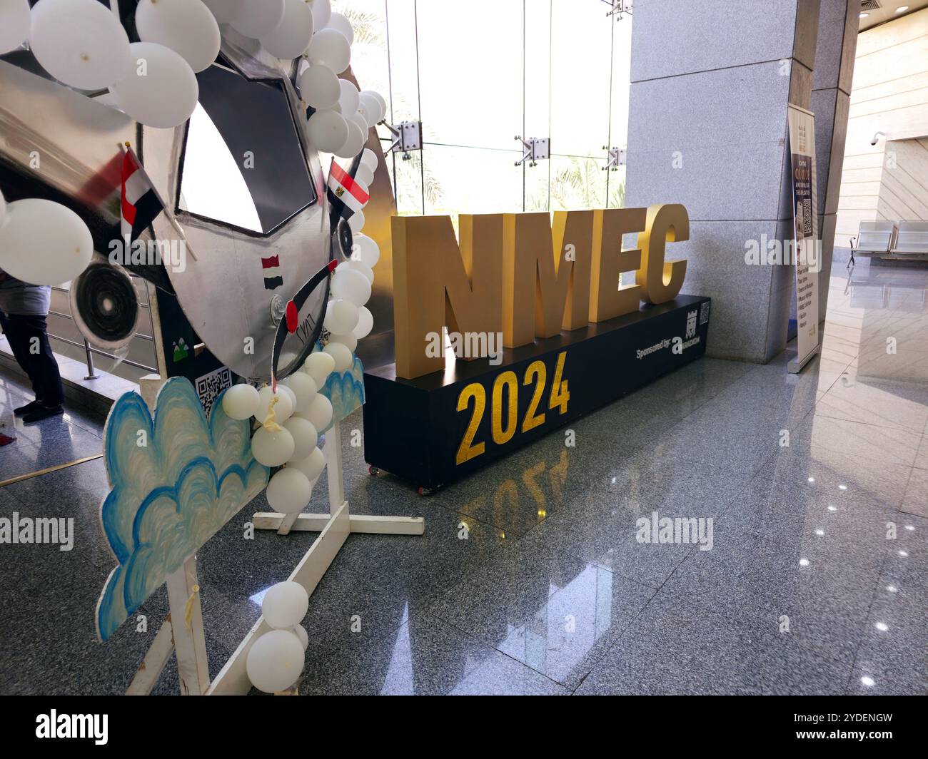 Cairo, Egitto, 6 ottobre 2024: Un modello di aereo da guerra come celebrazione della giornata nazionale egiziana della guerra di ottobre nel Museo Nazionale egizio Foto Stock