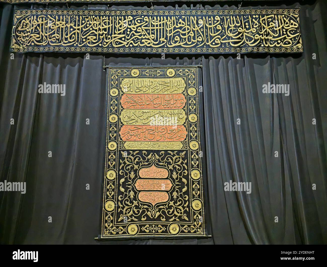 Cairo, Egitto, 6 ottobre 2024: Le tende di Kiswa, abbigliamento che copre la Santa Kaaba che veniva fabbricata in Egitto, il Museo Nazionale di E. Foto Stock