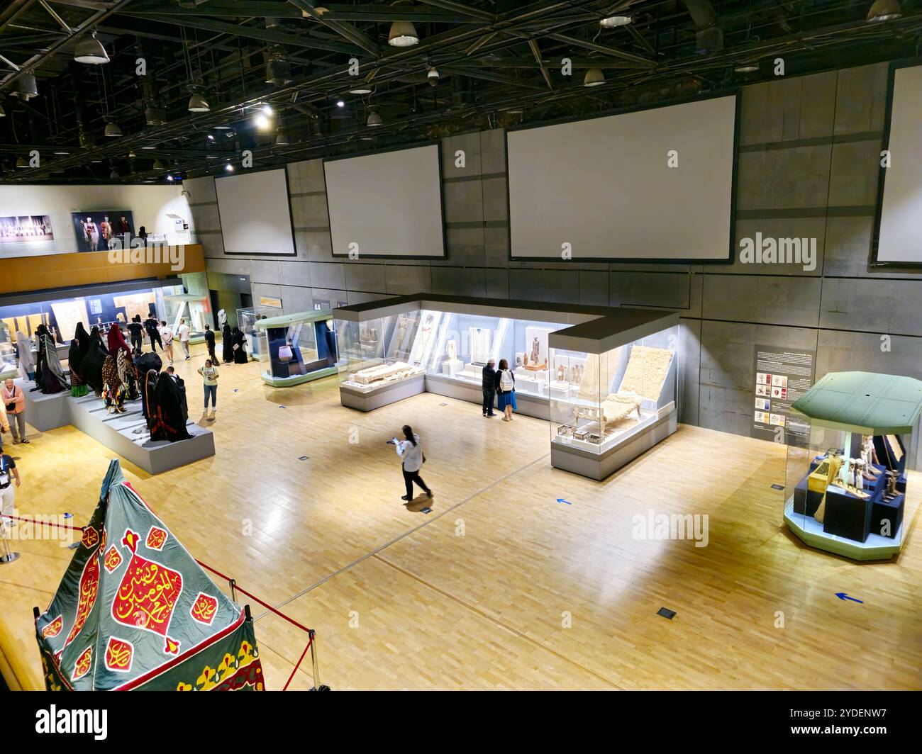 Cairo, Egitto, 6 ottobre 2024: La galleria tessile all'interno del Museo Nazionale della civiltà Egizia (NMEC), situato nella città vecchia del Cairo, mostra museale Foto Stock