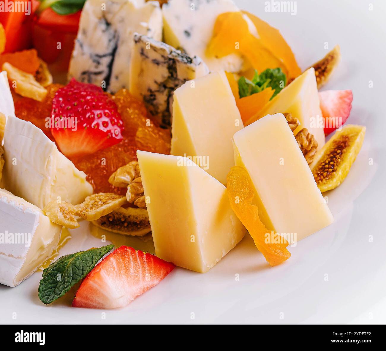 Piatto di formaggi con diversi tipi di formaggio Foto Stock