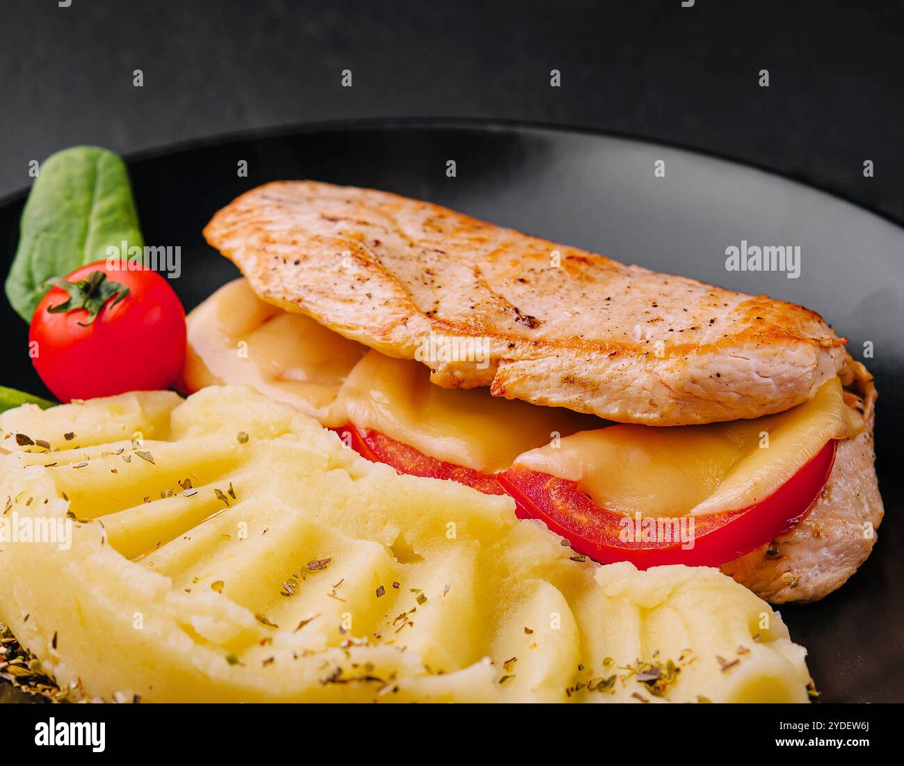 Filetto di pollo al forno con formaggio e purè di patate Foto Stock