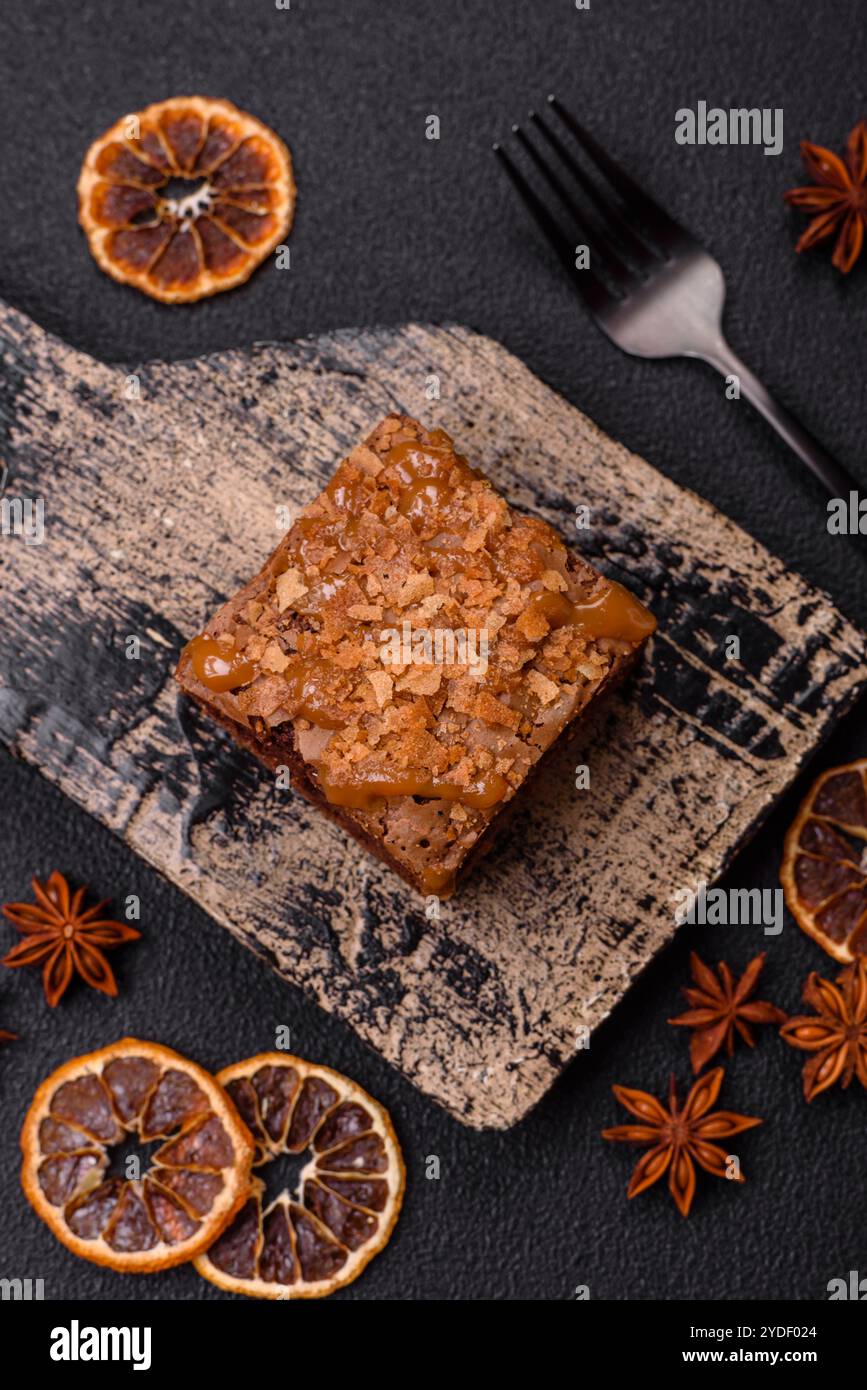 Torta brownie dolce al cioccolato a forma quadrata Foto Stock