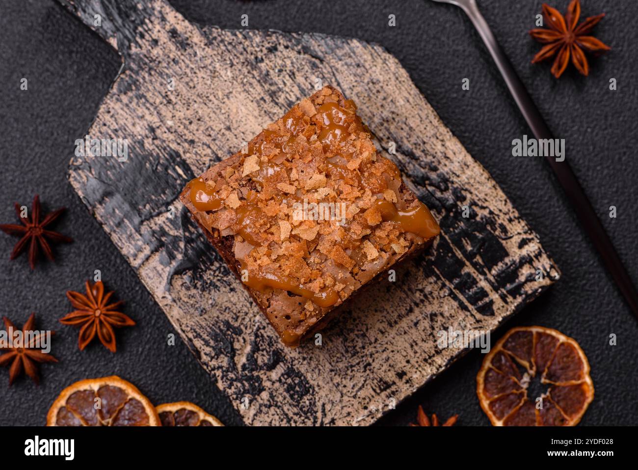 Torta brownie dolce al cioccolato a forma quadrata Foto Stock