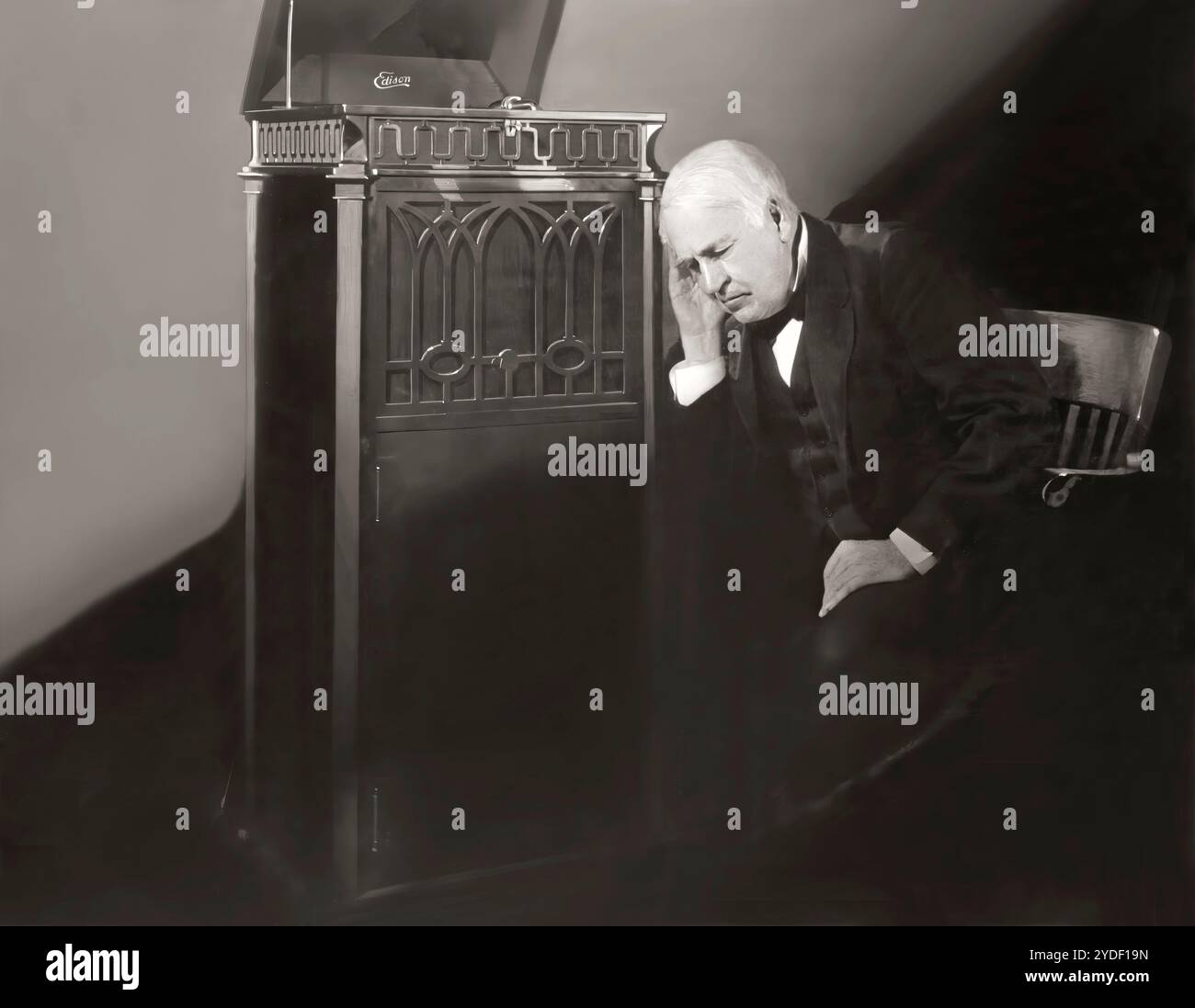 Thomas Alva Edison ascoltando il suo disco fonografico, modificato digitalmente Foto Stock