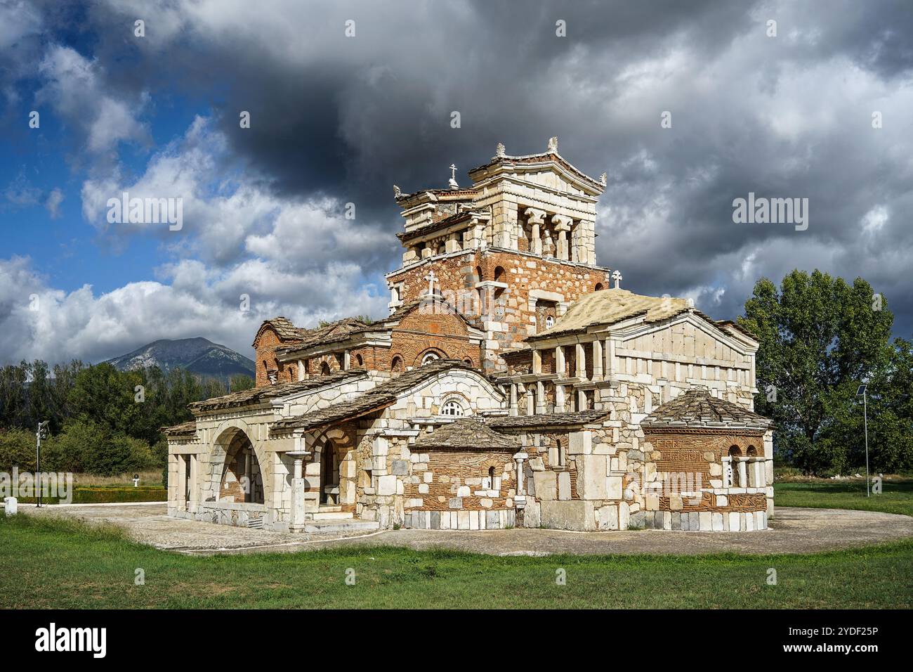 L'architettura unica della Chiesa di Agia Foteini, nella regione di Mantineia, Arkadia, Grecia, combina elementi bizantini con un design non convenzionale Foto Stock