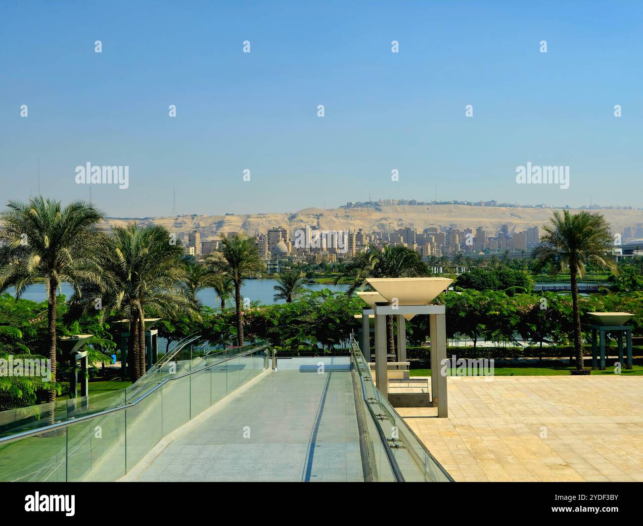 Cairo, Egitto, 6 ottobre 2024: Vista sul lago Ain al Sira dal Museo Nazionale della civiltà Egizia (NMEC), situato nella città vecchia del Cairo, mostra del museo Foto Stock