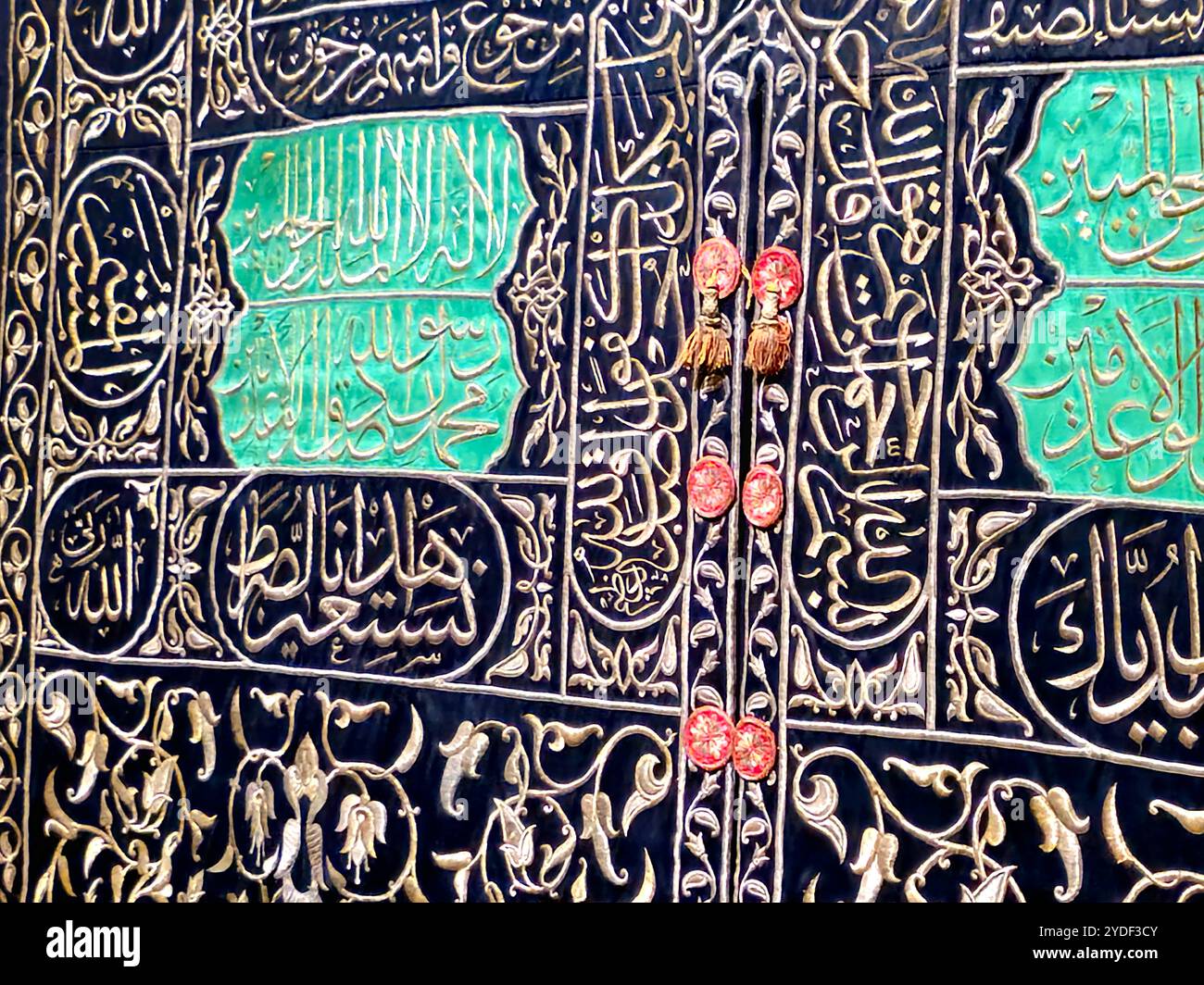 Cairo, Egitto, 6 ottobre 2024: Le tende di Kiswa, abbigliamento che copre la Santa Kaaba che veniva fabbricata in Egitto, il Museo Nazionale di E. Foto Stock