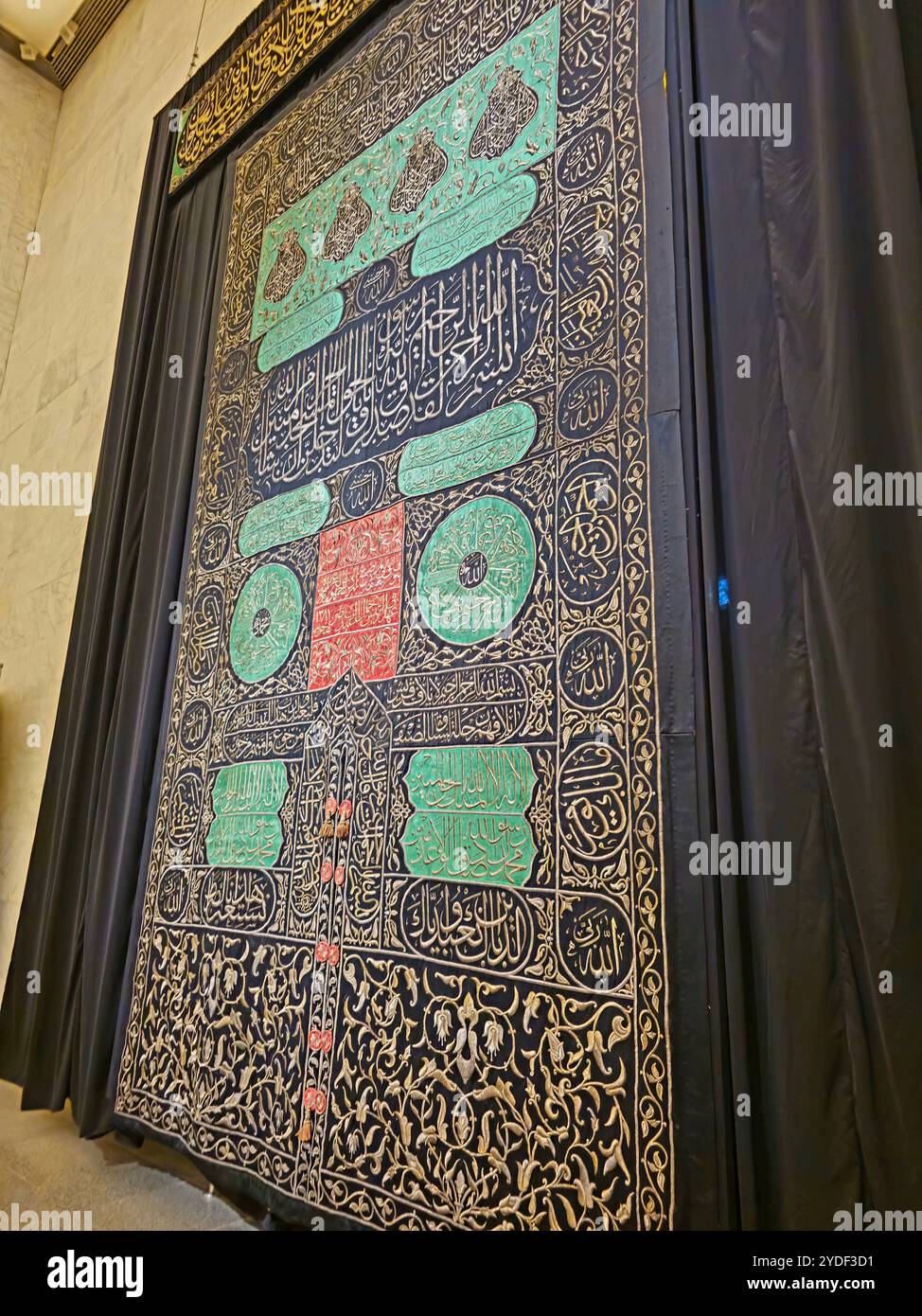 Cairo, Egitto, 6 ottobre 2024: Le tende di Kiswa, abbigliamento che copre la Santa Kaaba che veniva fabbricata in Egitto, il Museo Nazionale di E. Foto Stock