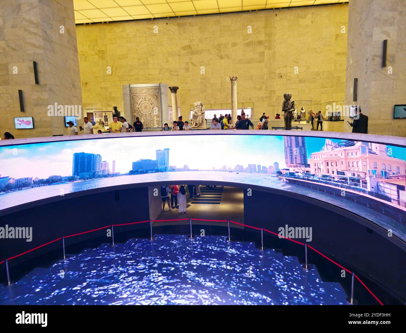 Cairo, Egitto, 6 ottobre 2024: Effetti visivi e sonori nel Museo Nazionale della civiltà Egizia (NMEC), situato nella città vecchia del Cairo, il museo displa Foto Stock