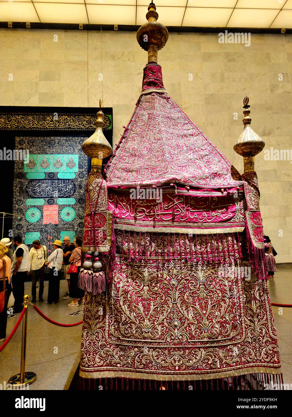 Cairo, Egitto, 6 ottobre 2024: Le tende di Kiswa, i vestiti che coprono la Santa Kaaba e al-Mahmal Kiswa inviati in Mecca all'interno, il Museo Nazionale di E. Foto Stock