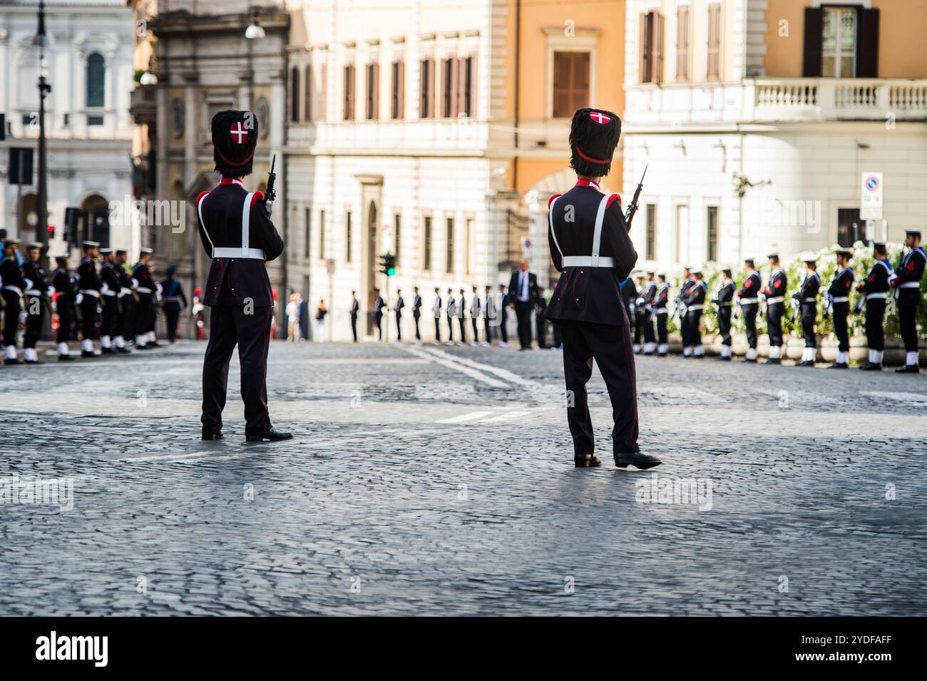 Guardie in formazione, in piedi di fronte al Palazzo del Quirinale a Roma Foto Stock