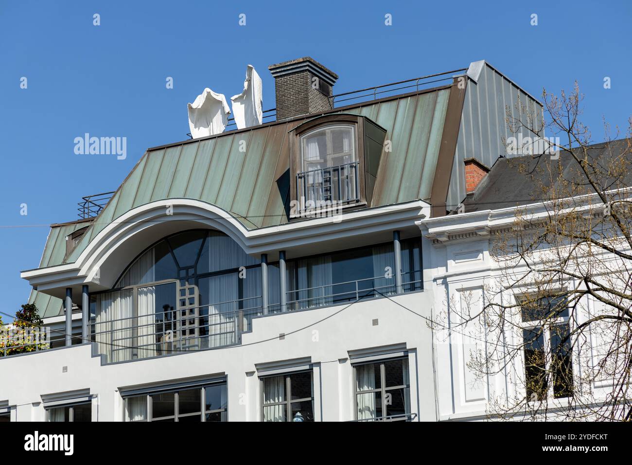 Anversa, Belgio. 15 aprile 2023. Fantasmi bianchi durante il giorno in un edificio ad Anversa. Foto Stock