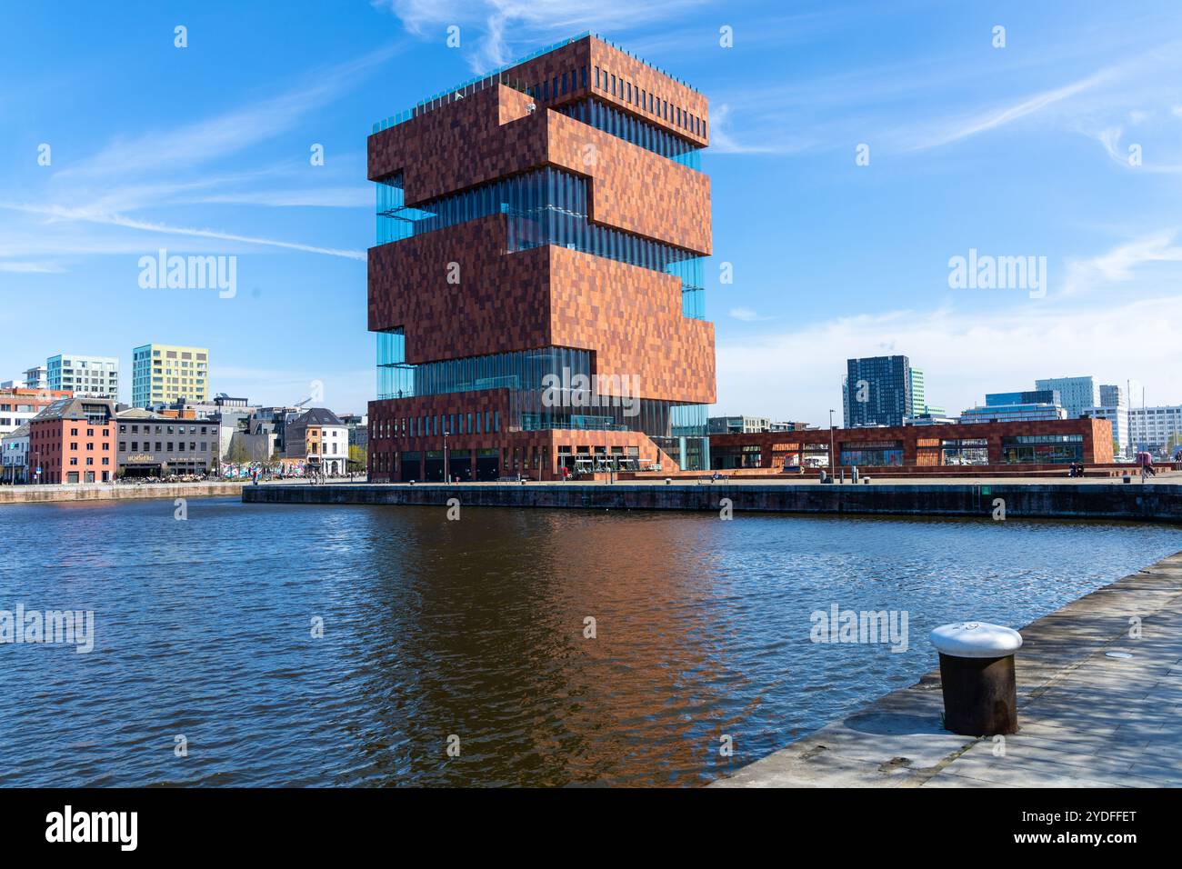 Anversa, Belgio. 15 aprile 2023. Museum aan de Stroom MAS, museo in pietra arenaria rossa con mostre high-tech sul posto di Anversa nel mondo. Foto Stock