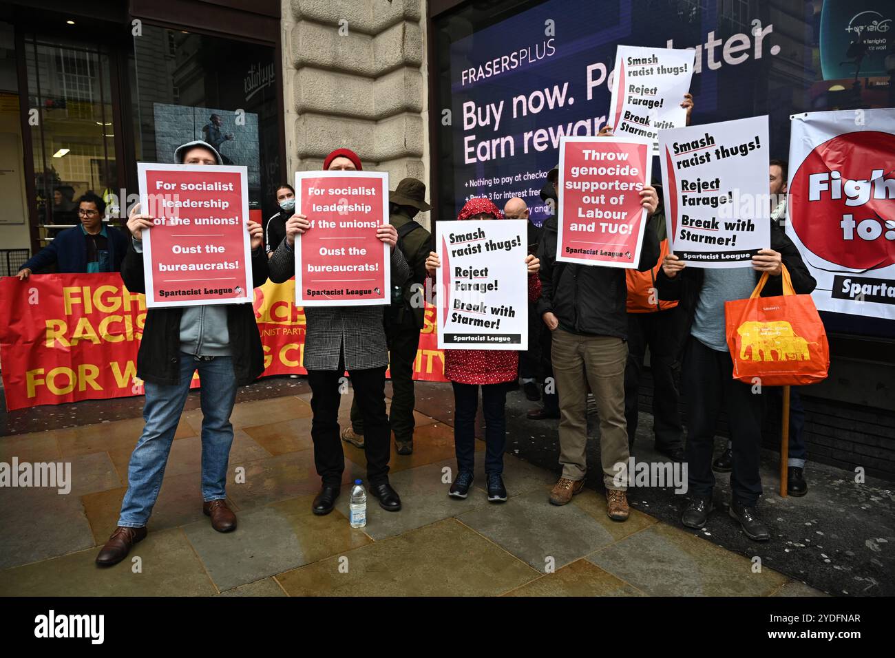 LONDRA, REGNO UNITO. 25 ottobre 2024. Migliaia di persone si sono manifestate per protestare contro l'islamofobia di Tommy Robinson e contro le proteste anti-immigranti di Farage, e marciare per fermare l'estrema destra a Londra, nel Regno Unito. (Foto di 李世惠/SEE li/Picture Capital) credito: Vedi li/Picture Capital/Alamy Live News Foto Stock