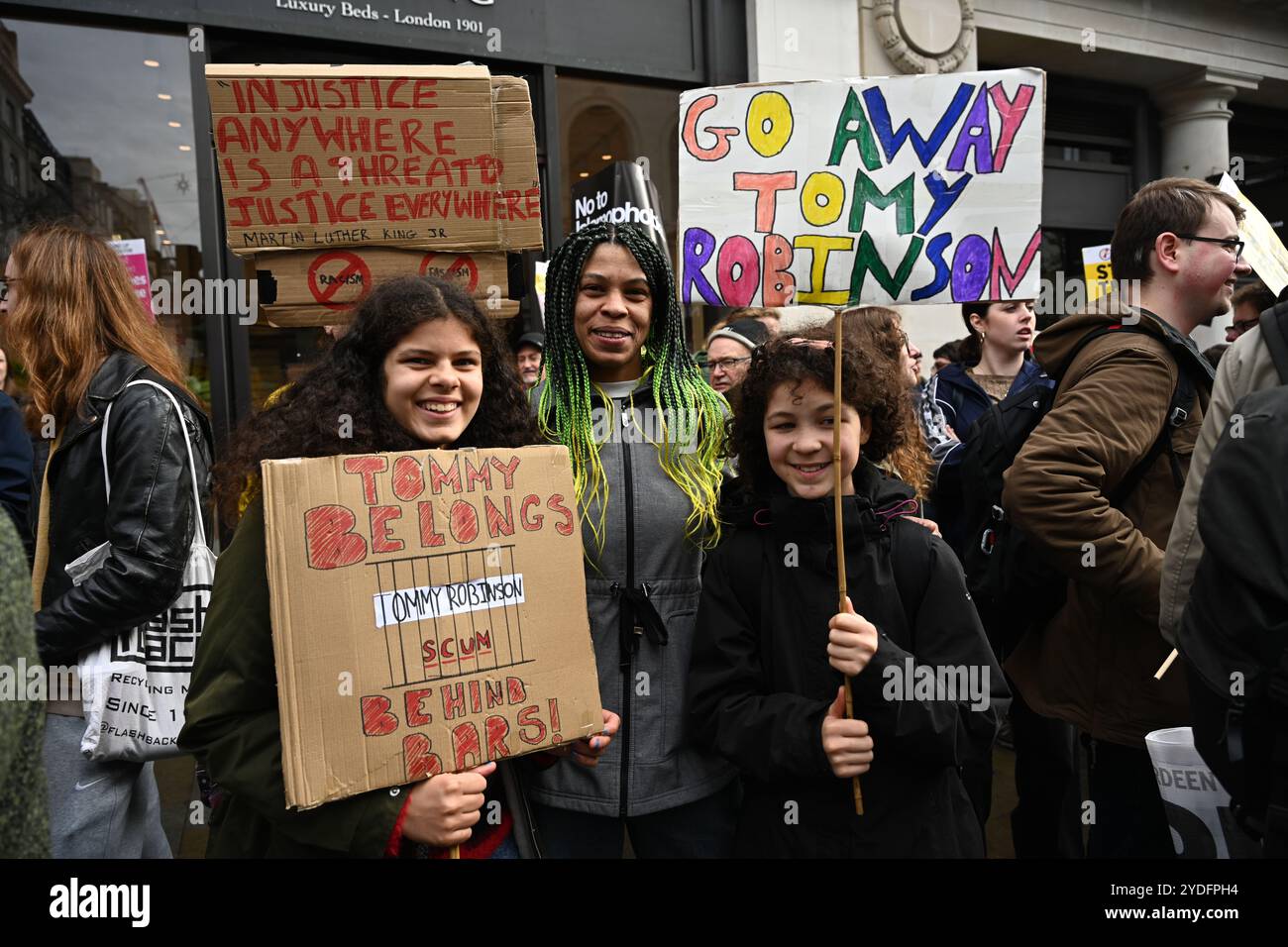 LONDRA, REGNO UNITO. 25 ottobre 2024. Migliaia di persone si sono manifestate per protestare contro l'islamofobia di Tommy Robinson e contro le proteste anti-immigranti di Farage, e marciare per fermare l'estrema destra a Londra, nel Regno Unito. (Foto di 李世惠/SEE li/Picture Capital) credito: Vedi li/Picture Capital/Alamy Live News Foto Stock