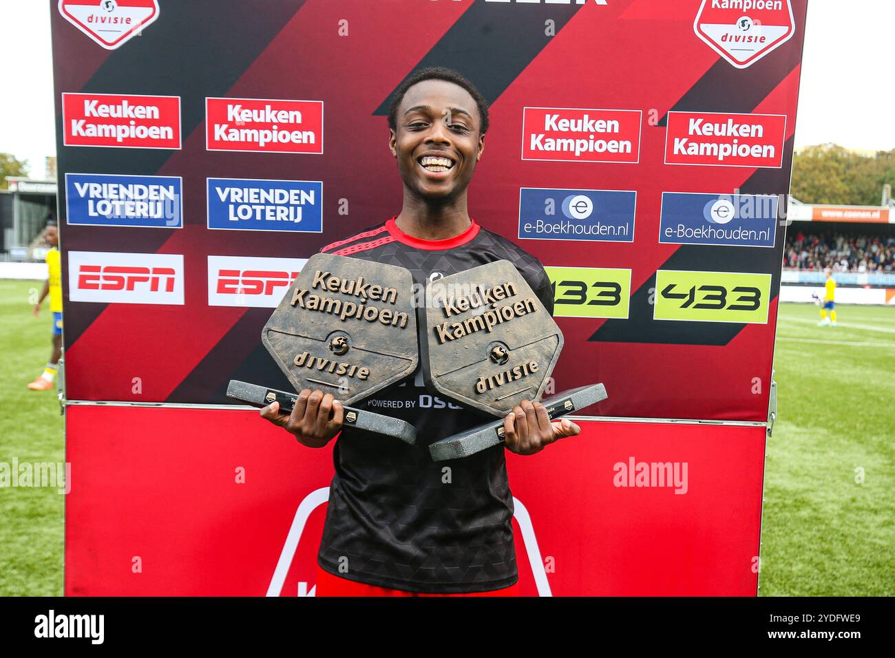 ROTTERDAM, 26-10-24, Van Donge en de Roo Stadium, olandese Eerste divisie 24/25, Keuken kampioen Divisie, Excelsior - Cambuur, Richie Omorowa riceve due scudi di bronzo: Per il miglior marcatore e miglior giocatore del primo periodo nella Keuken Kampioen Division. Crediti: Pro Shots/Alamy Live News Foto Stock