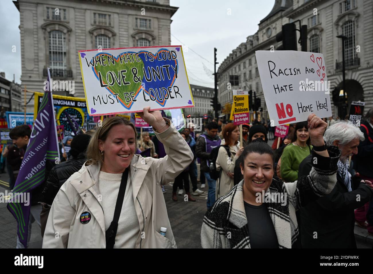 LONDRA, REGNO UNITO. 25 ottobre 2024. Migliaia di persone si sono manifestate per protestare contro l'islamofobia di Tommy Robinson e contro le proteste anti-immigranti di Farage, e marciare per fermare l'estrema destra a Londra, nel Regno Unito. (Foto di 李世惠/SEE li/Picture Capital) credito: Vedi li/Picture Capital/Alamy Live News Foto Stock