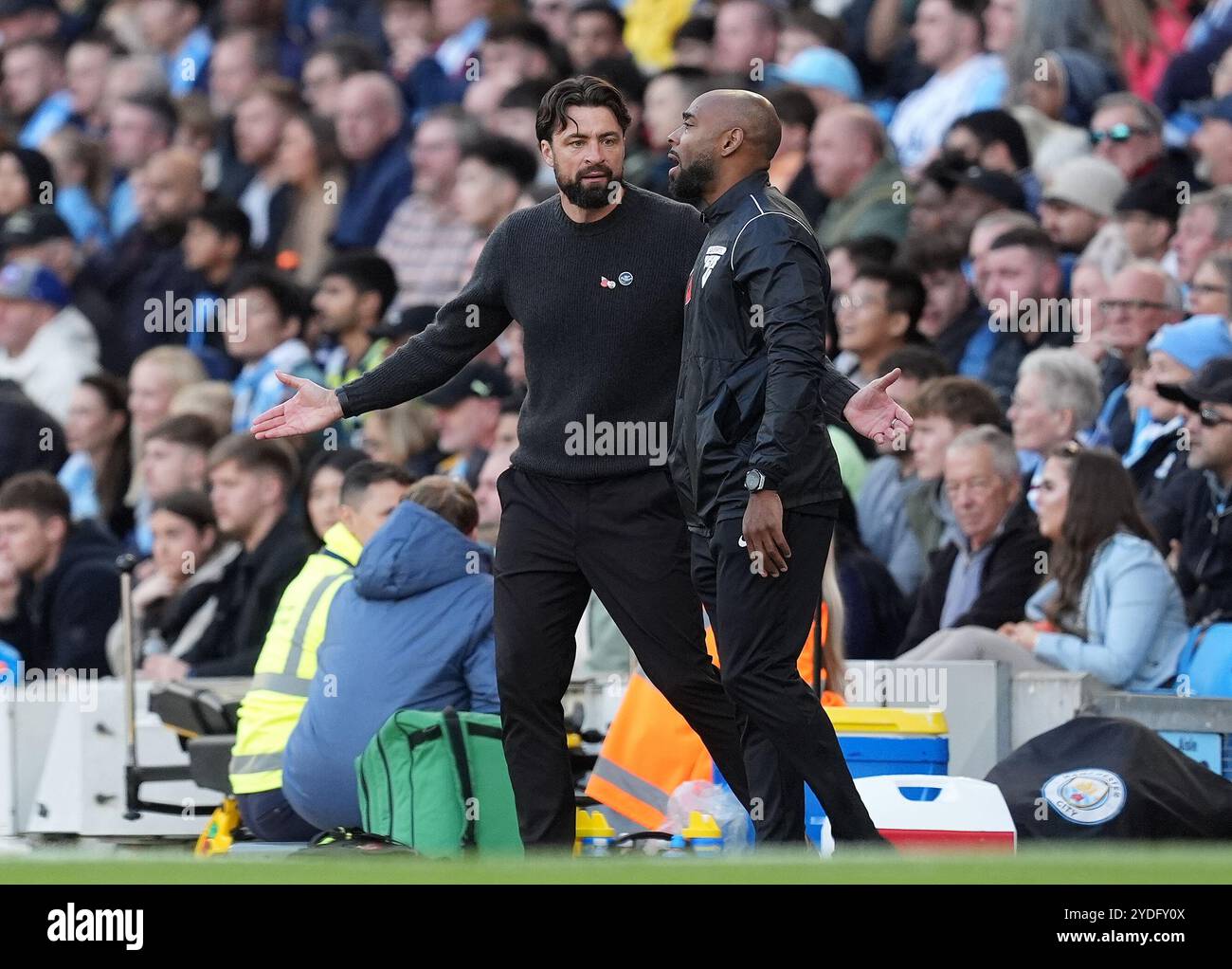 Il manager del Southampton Russell Martin (a sinistra) reagisce mentre parla con il quarto ufficiale Sam Allison durante la partita di Premier League all'Etihad Stadium di Manchester. Data foto: Sabato 26 ottobre 2024. Foto Stock