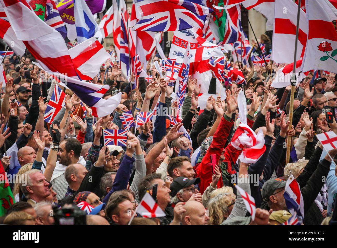 Londra, Regno Unito. 26 ottobre 2024. Folle di manifestanti sono alla fine di Whitehall, Piazza del Parlamento, per ascoltare gli oratori. La protesta "Uniting the Kingdom" organizzata per conto di Stephen Yaxley-Lennon (Tommy Robinson) vede migliaia di persone marciare dalla stazione Victoria a Whitehall e poi riunirsi a sostegno di Robinson. Crediti: Imageplotter/Alamy Live News Foto Stock