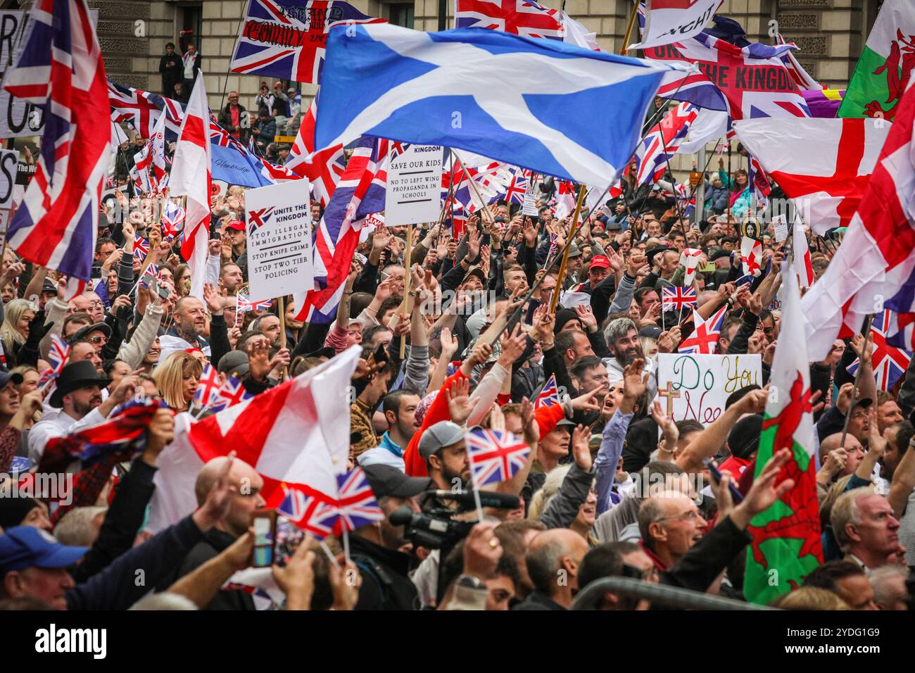 Londra, Regno Unito. 26 ottobre 2024. Folle di manifestanti sono alla fine di Whitehall, Piazza del Parlamento, per ascoltare gli oratori. La protesta "Uniting the Kingdom" organizzata per conto di Stephen Yaxley-Lennon (Tommy Robinson) vede migliaia di persone marciare dalla stazione Victoria a Whitehall e poi riunirsi a sostegno di Robinson. Crediti: Imageplotter/Alamy Live News Foto Stock