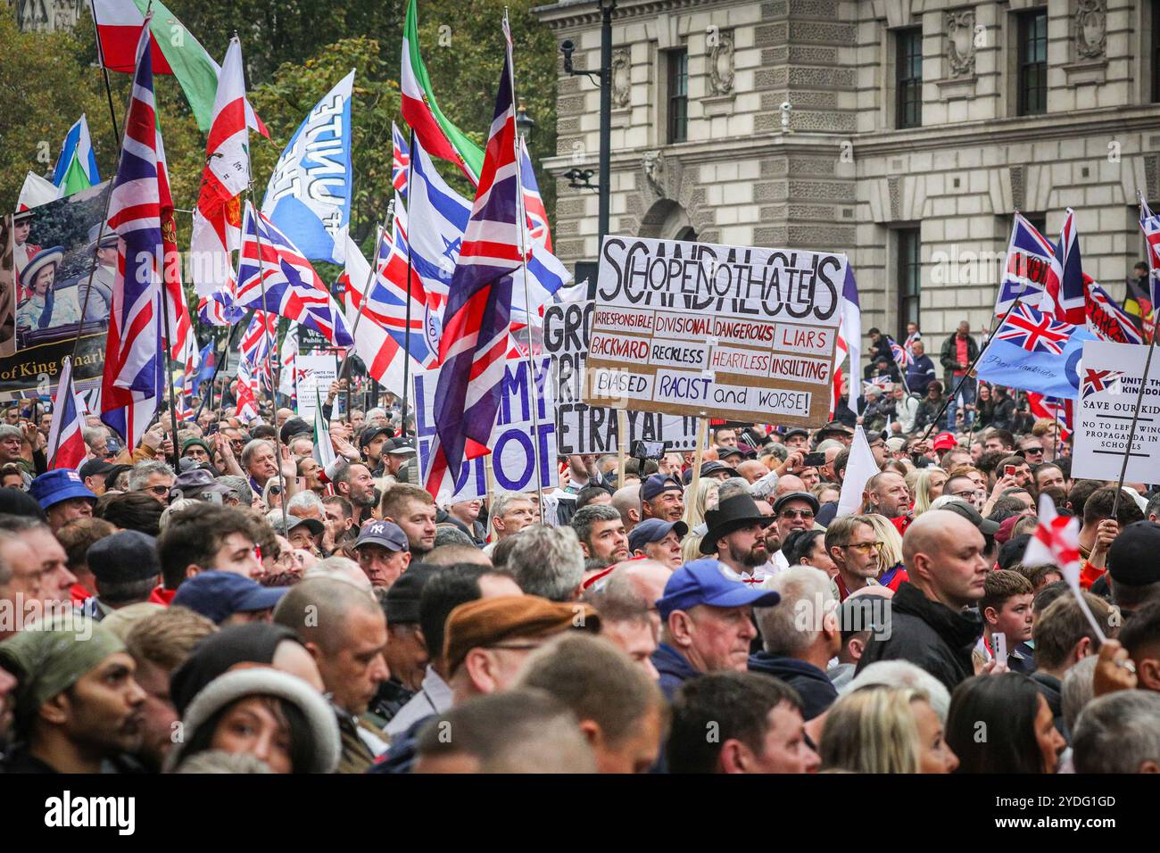 Londra, Regno Unito. 26 ottobre 2024. Folle di manifestanti sono alla fine di Whitehall, Piazza del Parlamento, per ascoltare gli oratori. La protesta "Uniting the Kingdom" organizzata per conto di Stephen Yaxley-Lennon (Tommy Robinson) vede migliaia di persone marciare dalla stazione Victoria a Whitehall e poi riunirsi a sostegno di Robinson. Crediti: Imageplotter/Alamy Live News Foto Stock