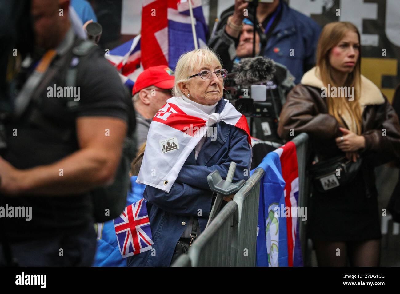 Londra, Regno Unito. 26 ottobre 2024. Folle di manifestanti sono alla fine di Whitehall, Piazza del Parlamento, per ascoltare gli oratori. La protesta "Uniting the Kingdom" organizzata per conto di Stephen Yaxley-Lennon (Tommy Robinson) vede migliaia di persone marciare dalla stazione Victoria a Whitehall e poi riunirsi a sostegno di Robinson. Crediti: Imageplotter/Alamy Live News Foto Stock
