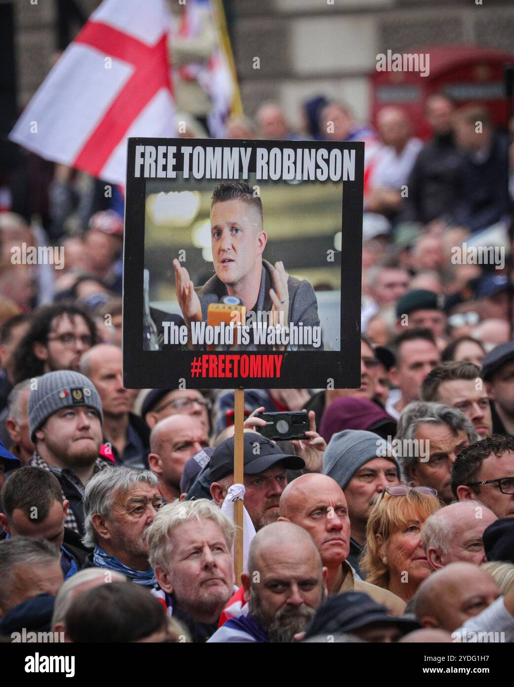 Londra, Regno Unito. 26 ottobre 2024. Folle di manifestanti sono alla fine di Whitehall, Piazza del Parlamento, per ascoltare gli oratori. La protesta "Uniting the Kingdom" organizzata per conto di Stephen Yaxley-Lennon (Tommy Robinson) vede migliaia di persone marciare dalla stazione Victoria a Whitehall e poi riunirsi a sostegno di Robinson. Crediti: Imageplotter/Alamy Live News Foto Stock
