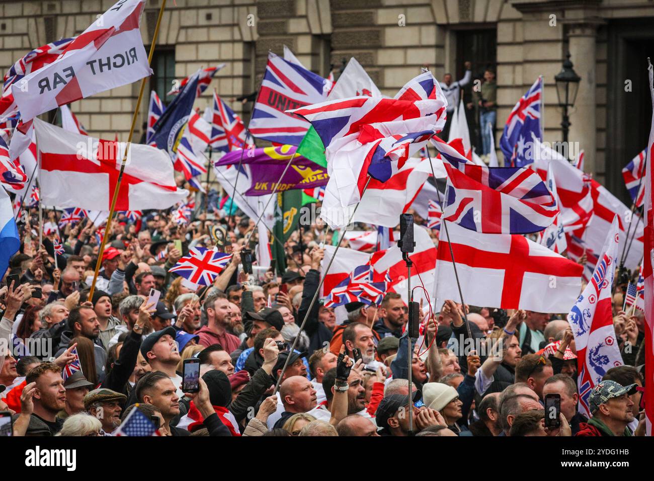 Londra, Regno Unito. 26 ottobre 2024. Folle di manifestanti sono alla fine di Whitehall, Piazza del Parlamento, per ascoltare gli oratori. La protesta "Uniting the Kingdom" organizzata per conto di Stephen Yaxley-Lennon (Tommy Robinson) vede migliaia di persone marciare dalla stazione Victoria a Whitehall e poi riunirsi a sostegno di Robinson. Crediti: Imageplotter/Alamy Live News Foto Stock