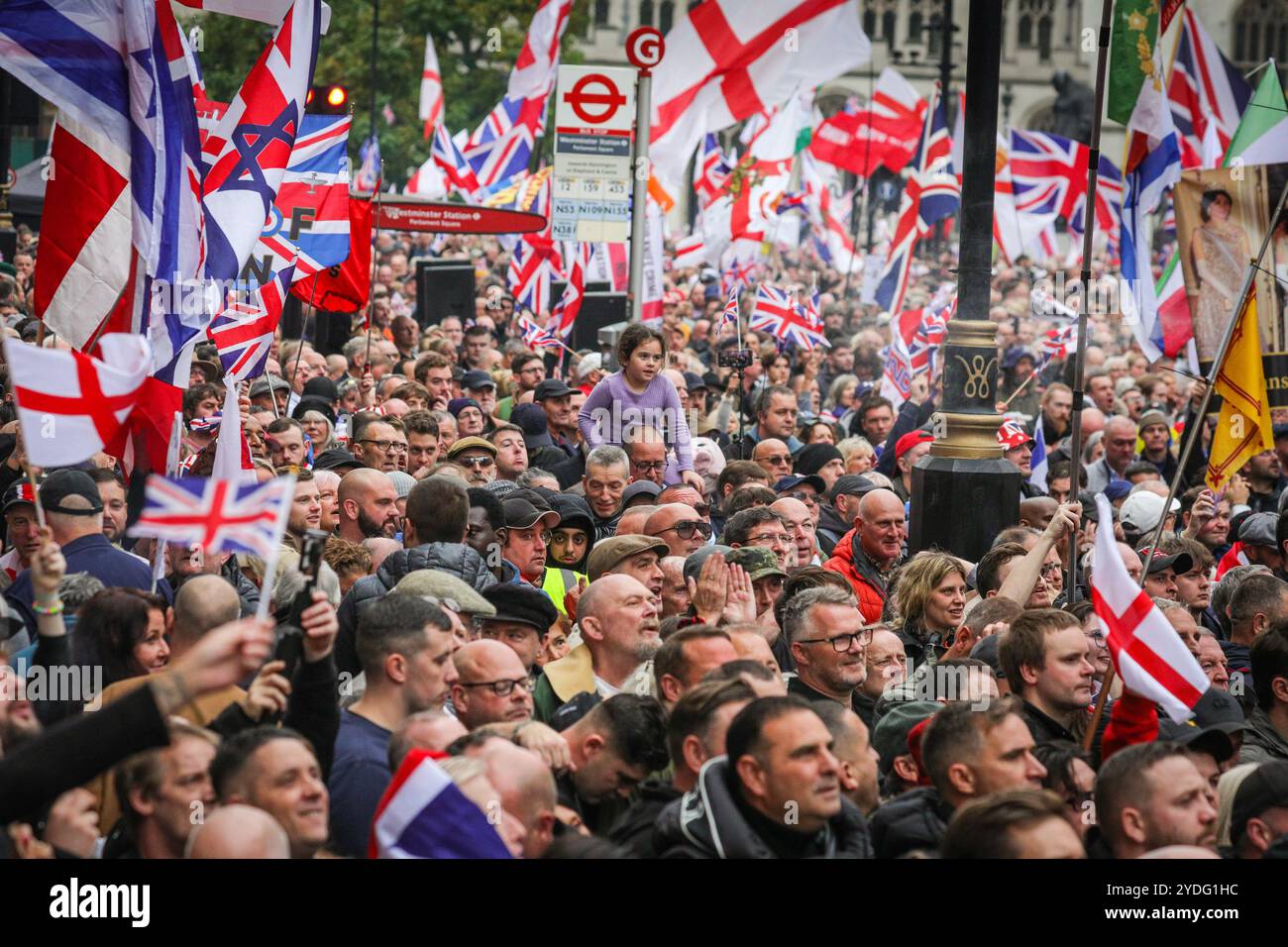 Londra, Regno Unito. 26 ottobre 2024. Folle di manifestanti sono alla fine di Whitehall, Piazza del Parlamento, per ascoltare gli oratori. La protesta "Uniting the Kingdom" organizzata per conto di Stephen Yaxley-Lennon (Tommy Robinson) vede migliaia di persone marciare dalla stazione Victoria a Whitehall e poi riunirsi a sostegno di Robinson. Crediti: Imageplotter/Alamy Live News Foto Stock