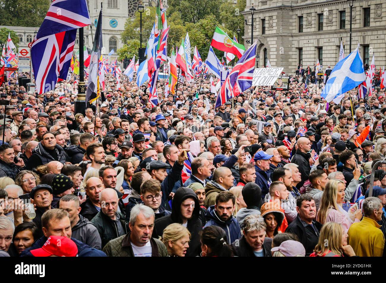 Londra, Regno Unito. 26 ottobre 2024. Folle di manifestanti sono alla fine di Whitehall, Piazza del Parlamento, per ascoltare gli oratori. La protesta "Uniting the Kingdom" organizzata per conto di Stephen Yaxley-Lennon (Tommy Robinson) vede migliaia di persone marciare dalla stazione Victoria a Whitehall e poi riunirsi a sostegno di Robinson. Crediti: Imageplotter/Alamy Live News Foto Stock