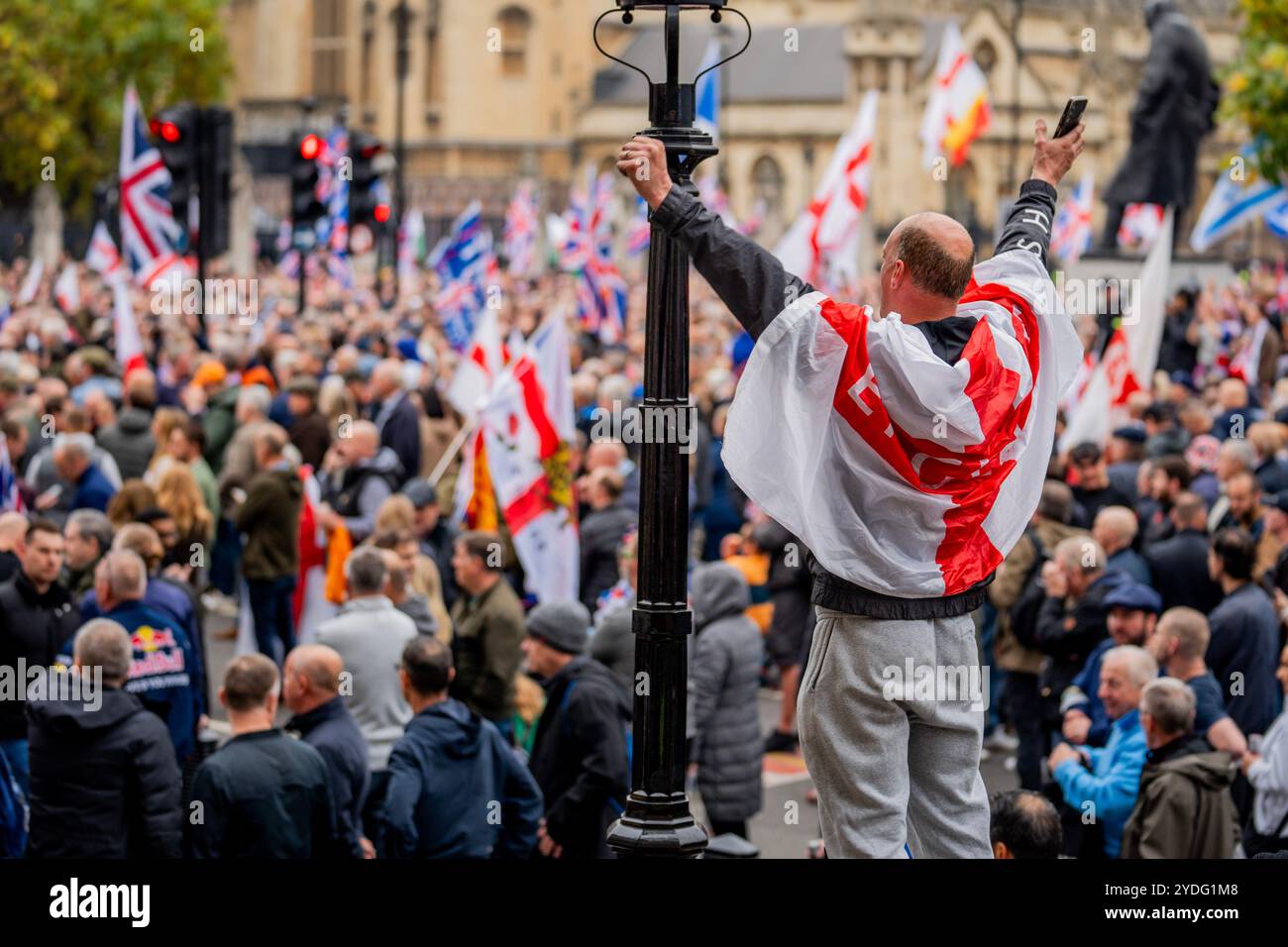 Londra, Inghilterra. 24 ottobre 26. Decine di migliaia di persone dell'estrema destra sono scese oggi nel centro di Londra nonostante il loro leader Tommy Robinson fosse assente a causa della sua riassegnazione da parte della polizia. Infuriata dal recente suicidio di Peter Lynch mentre era in custodia per disordini violenti, la manifestazione si riunì fuori Downing Street sotto la bandiera di "Uniting the Kingdom". Lab Ky Mo/ALAMY NOTIZIE IN DIRETTA Foto Stock