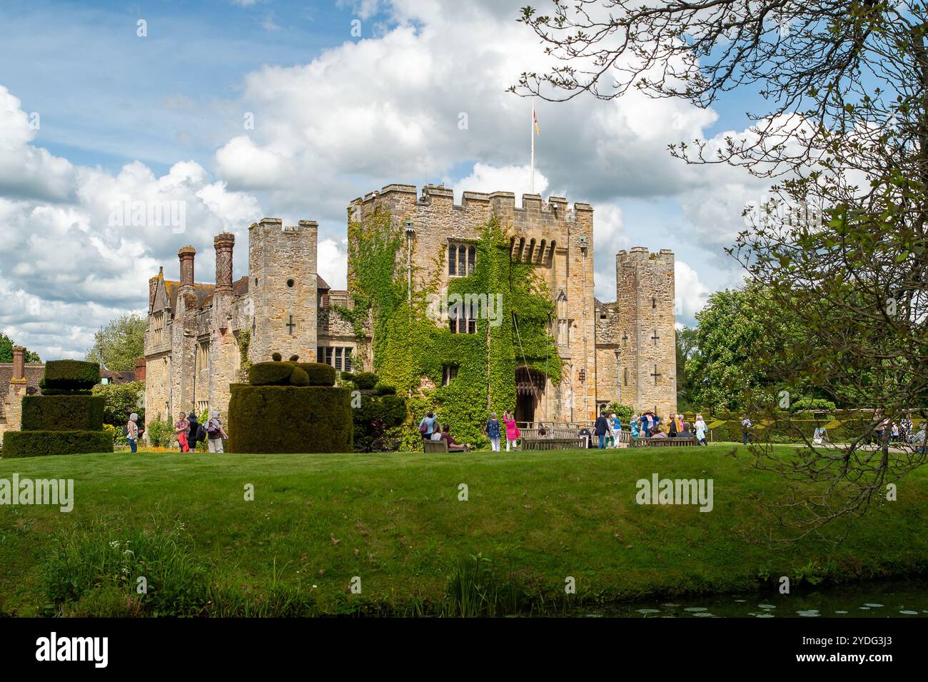 Hever, Regno Unito. 17 maggio 2024. Il castello di Hever e gli splendidi giardini del Kent. "La storia del castello di Hever dura più di 600 anni. L'originale castello difensivo medievale, con la sua porta d'ingresso e la murata bailey, fu costruito nel 1383. Nel XV e XVI secolo fu la casa di una delle famiglie più potenti del paese, i Boleyns, che modernizzarono l'abitazione esistente all'interno delle mura". Crediti: Maureen McLean/Alamy Foto Stock