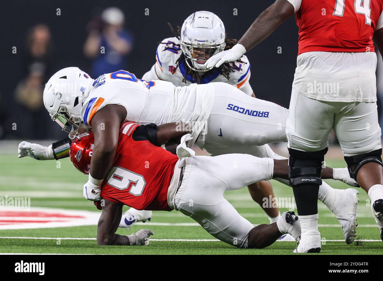 Las Vegas, Nevada, Stati Uniti. 25 ottobre 2024. Il defensive tackle dei Boise State Broncos Braxton Fely (90) affronta il running back dei Rebels Jai'Den Thomas (9) durante la partita di football del college con i Boise State Broncos e gli UNLV Rebels all'Allegiant Stadium di Las Vegas, Nevada. Christopher Trim/CSM (immagine di credito: © Christopher Trim/Cal Sport Media). Crediti: csm/Alamy Live News Foto Stock