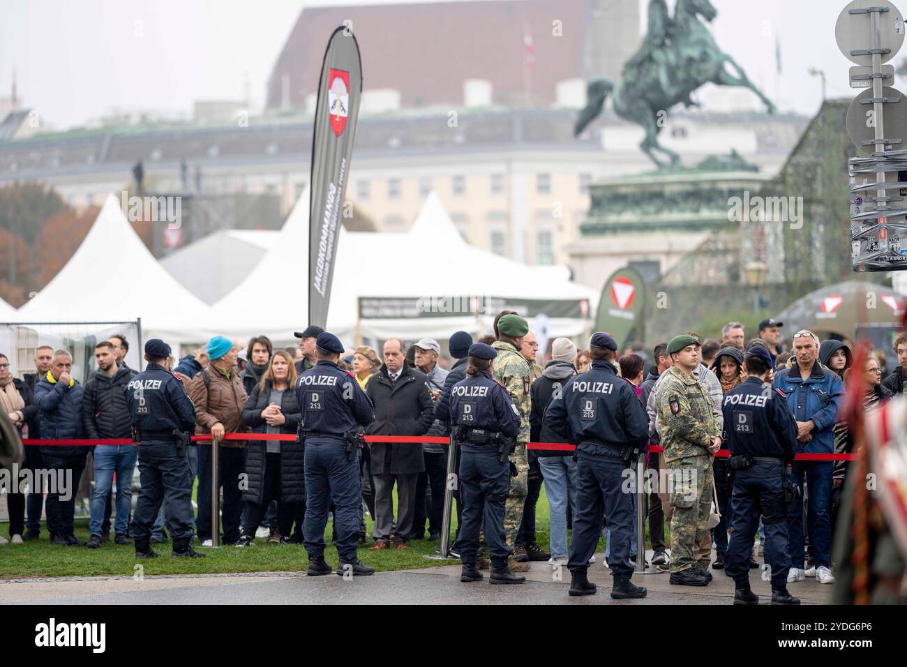 Gli osservatori assistono alle celebrazioni in occasione della giornata dell'indipendenza austriaca a Heldenplatz di Vienna, in mostra delle forze armate austriache, Foto Stock